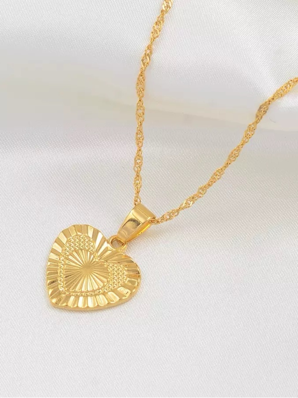 Gold Heart Pendant Necklace - Women's Elegant Gold-Tone Jewelry 18inch